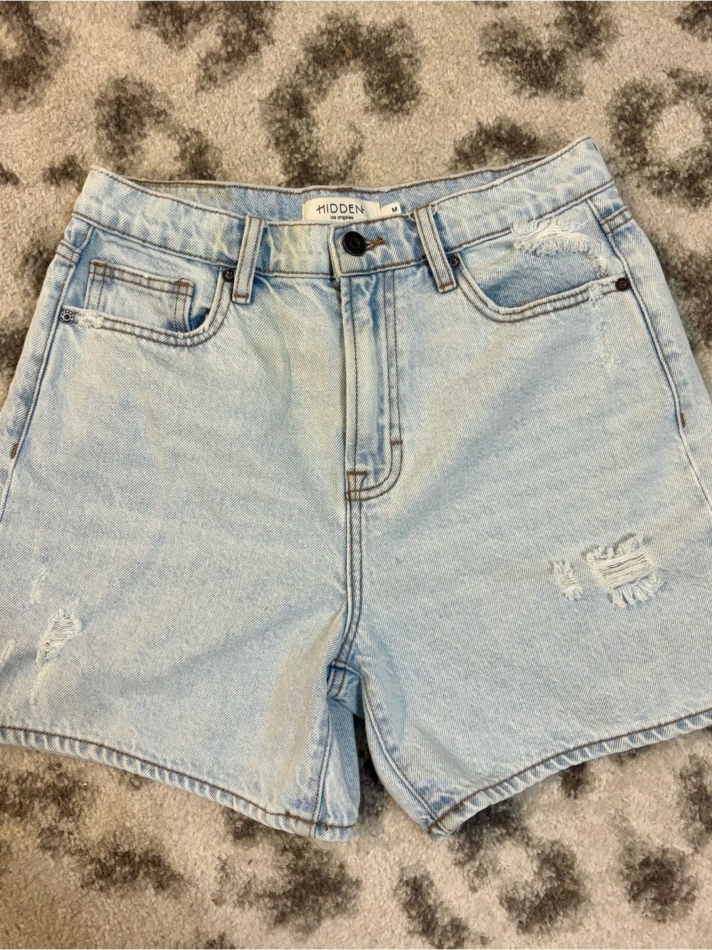• light wash denim shorts •